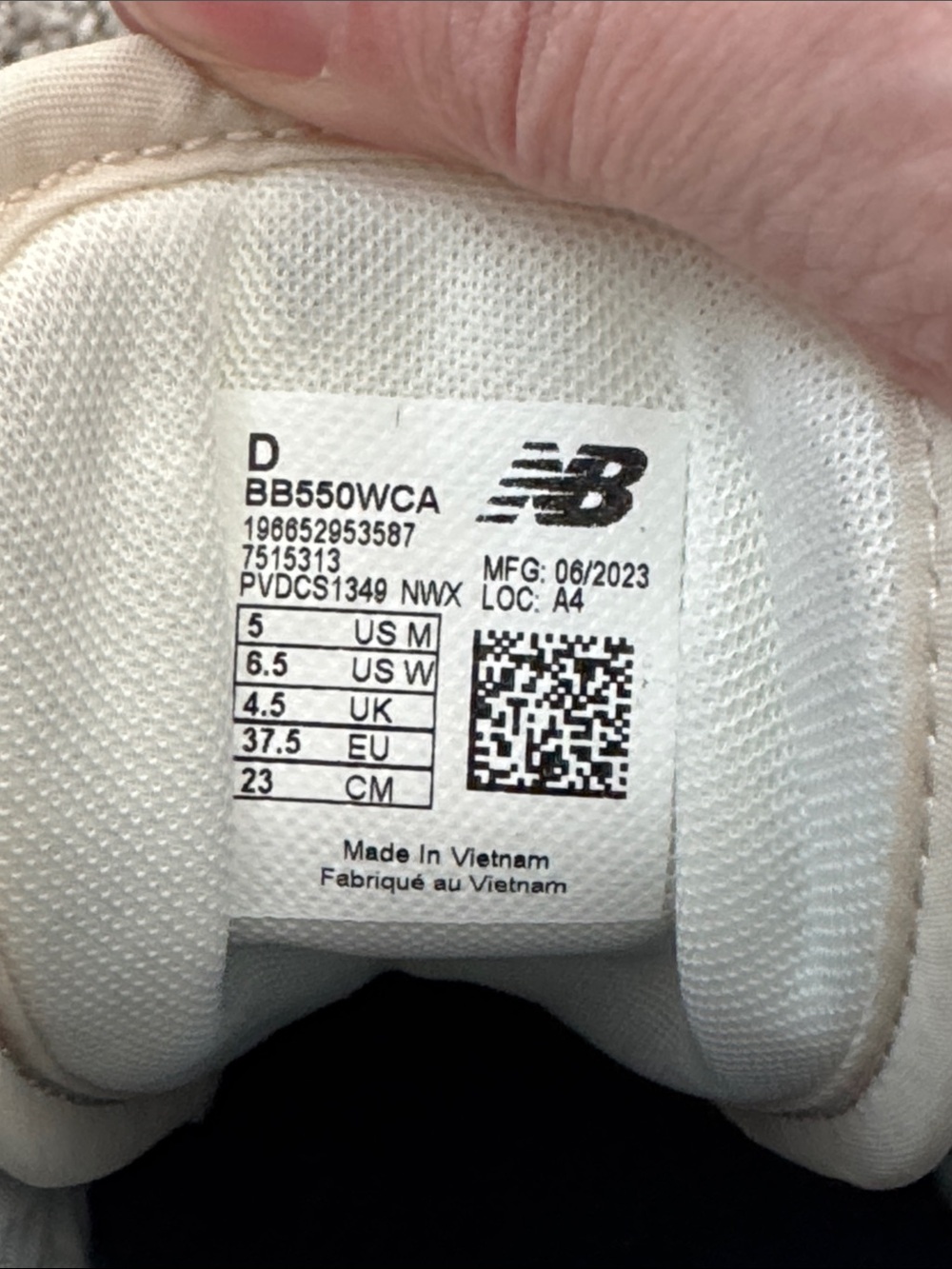 New Balance 550 Sneakers with Light Blue and Navy Accents - Picture 7 of 10